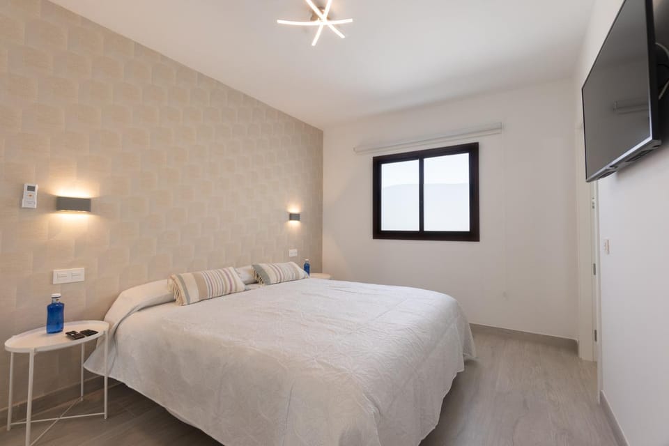 Bed, TV and multimedia, Photo of the whole room