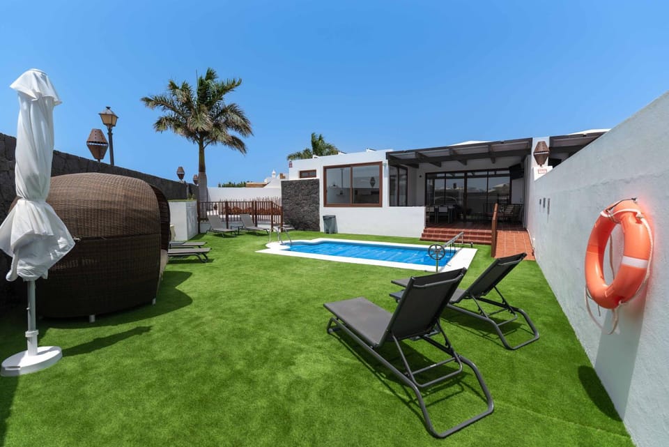 Swimming pool, sunbed