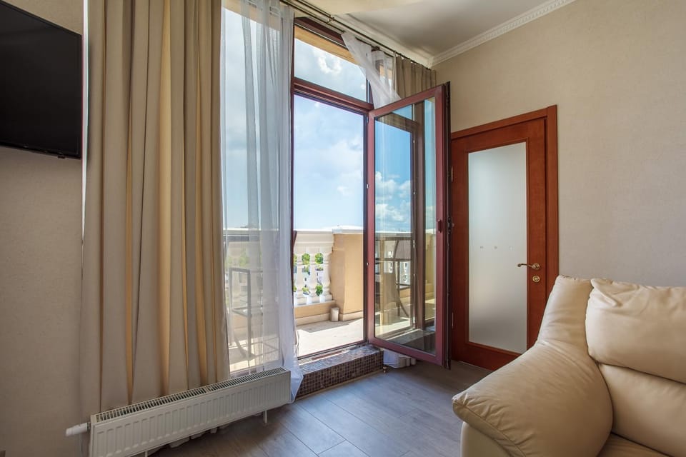 TV and multimedia, Balcony/Terrace, Living room, Seating area, Landmark view, Sea view