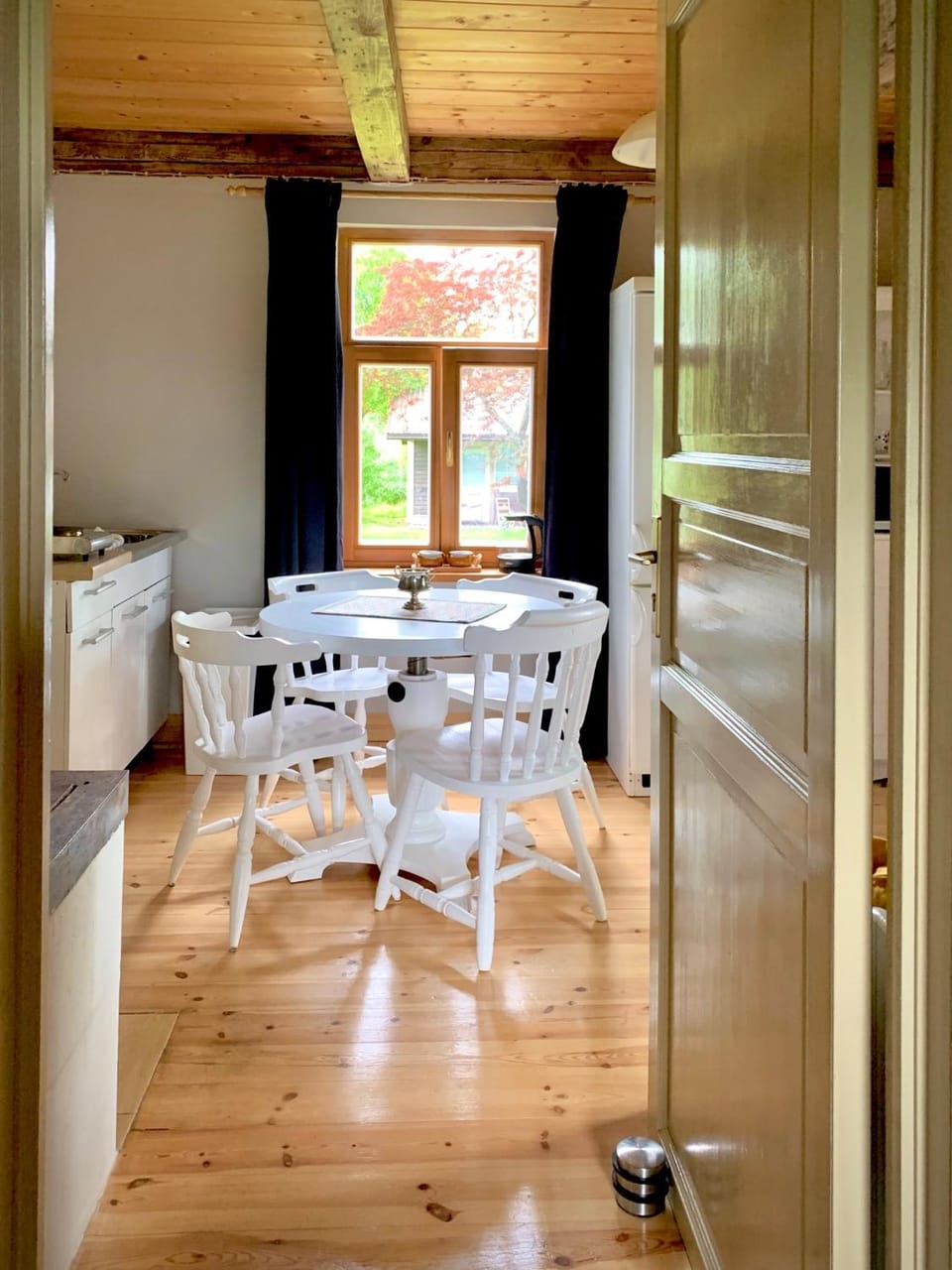 Kitchen or kitchenette, Seating area, Dining area