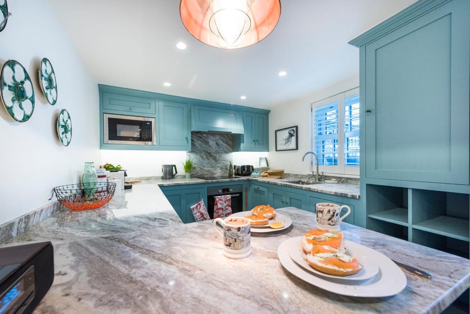 Coffee/tea facilities, Kitchen or kitchenette, Dining area, On site