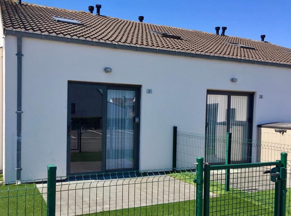 Facade/entrance, Balcony/Terrace