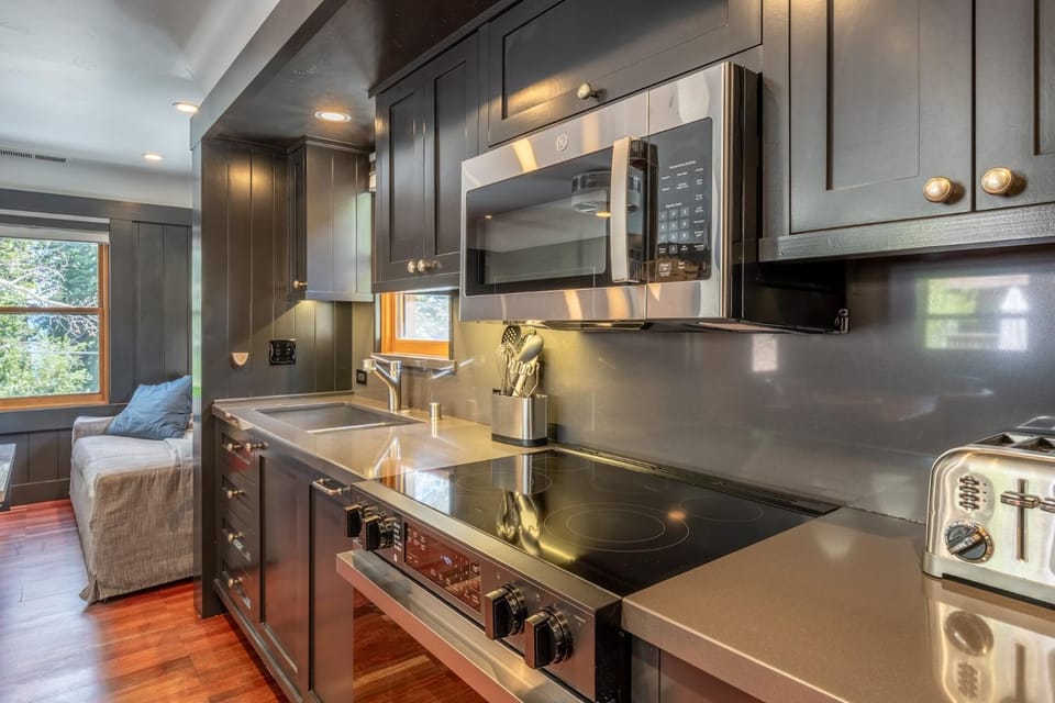 Cedar Crest - Woodpecker Cottage 7 House in Homewood