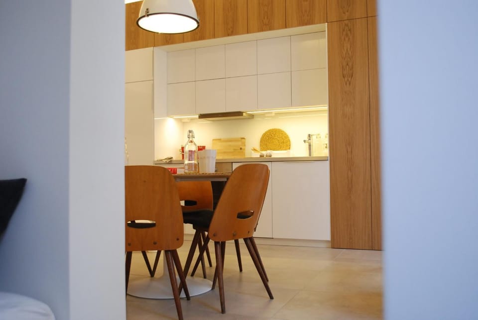 Kitchen or kitchenette, Dining area