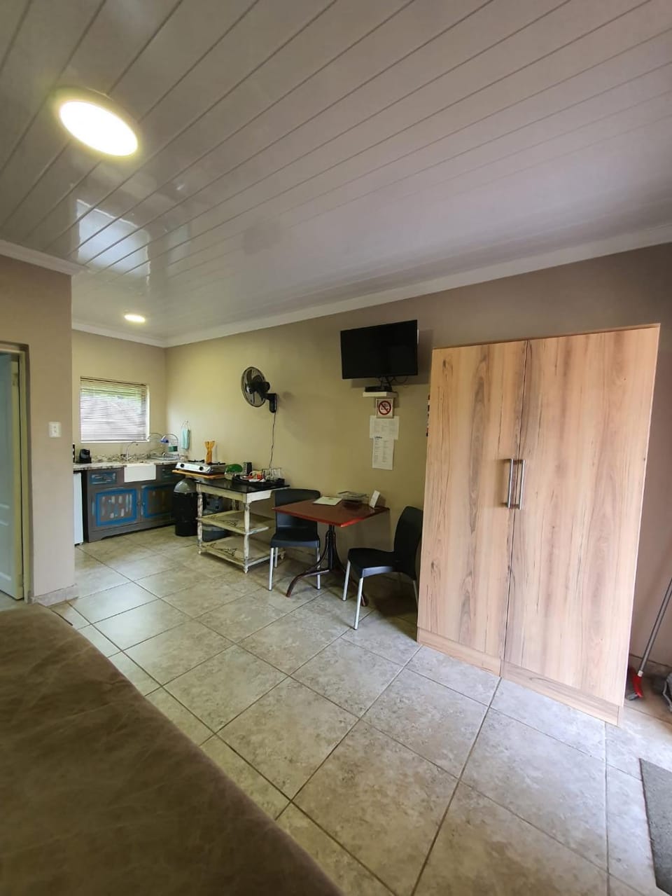 Kitchen or kitchenette, Dining area