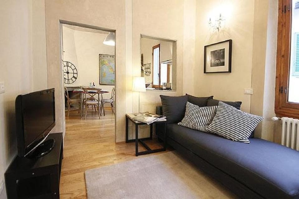 TV and multimedia, Living room, Decorative detail, Seating area