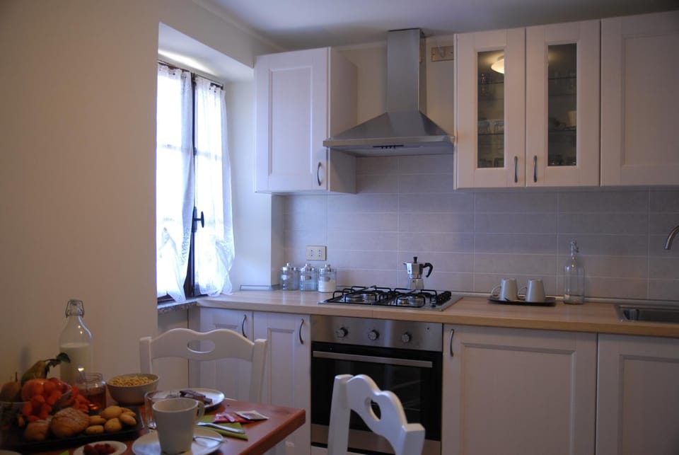 Coffee/tea facilities, Kitchen or kitchenette, Dining area