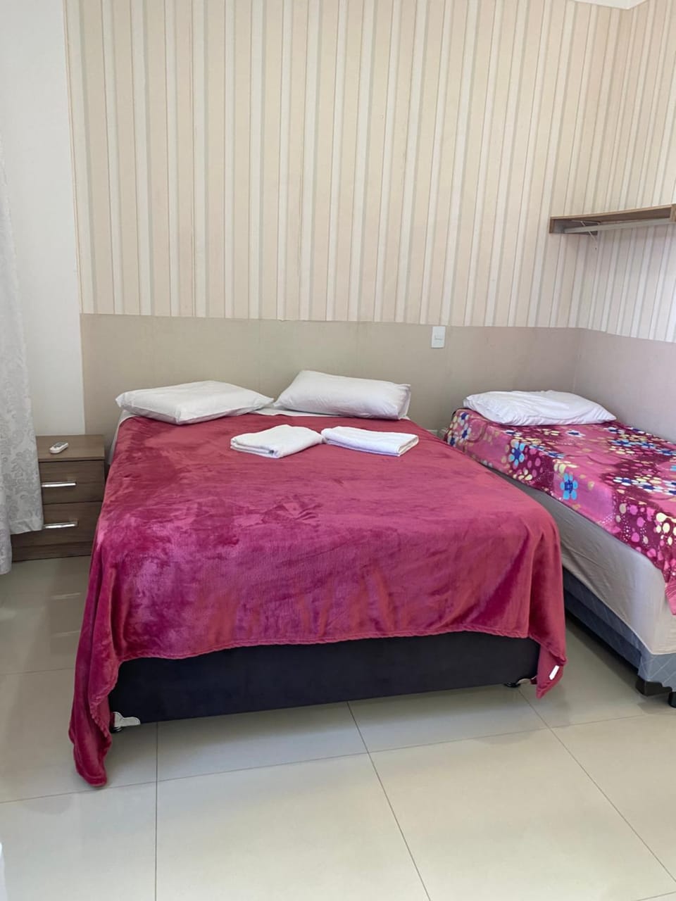 Suíte 1 com cama de casal,em apartamento compartilhado ar condicionado, tv, e Wi-fi -frigobar Vacation rental in Porto Belo