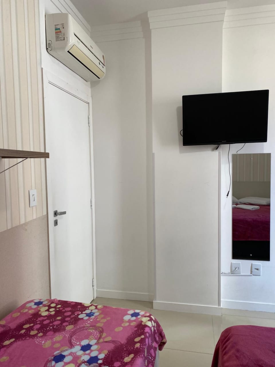 Suíte 1 com cama de casal,em apartamento compartilhado ar condicionado, tv, e Wi-fi -frigobar Vacation rental in Porto Belo