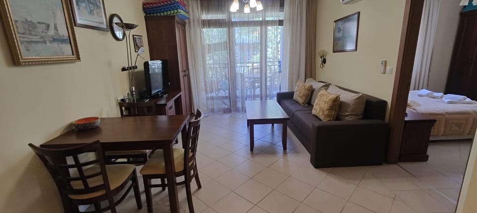 TV and multimedia, Living room, Photo of the whole room, Seating area, Dining area