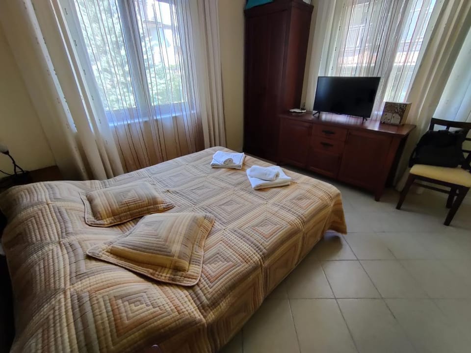 Bed, TV and multimedia, Photo of the whole room, Bedroom, towels