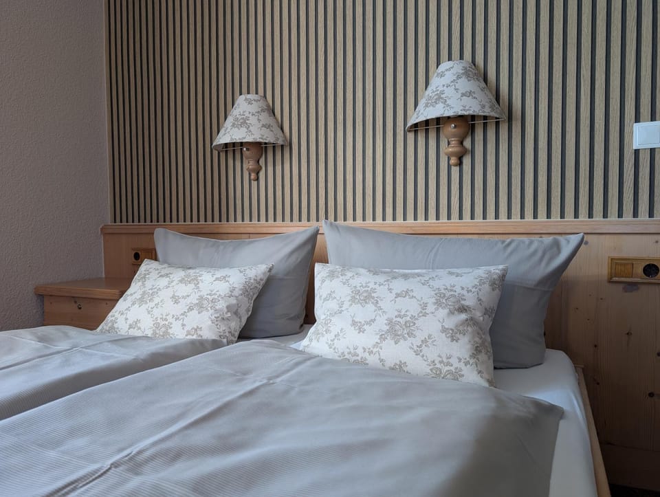 Restaurant & Hotel Zur Falkenhöhe Bed and Breakfast in Saxony