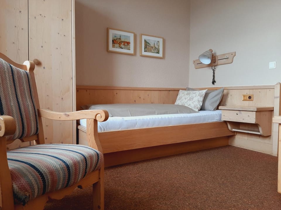 Restaurant & Hotel Zur Falkenhöhe Bed and Breakfast in Saxony