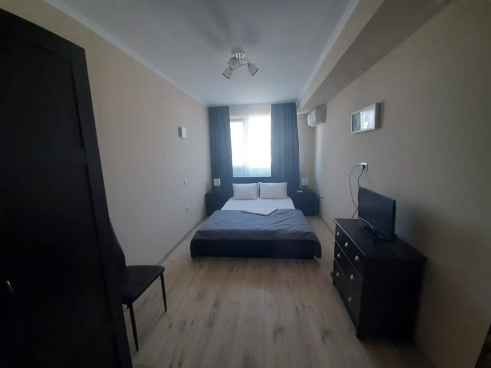Day, TV and multimedia, Bedroom, On site
