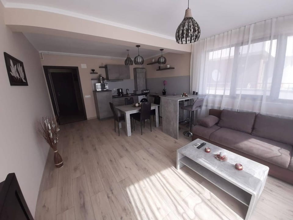 Coffee/tea facilities, Living room, Decorative detail, Seating area, Dining area, On site