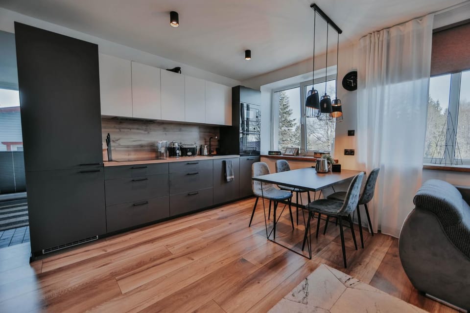 Kitchen or kitchenette, Dining area