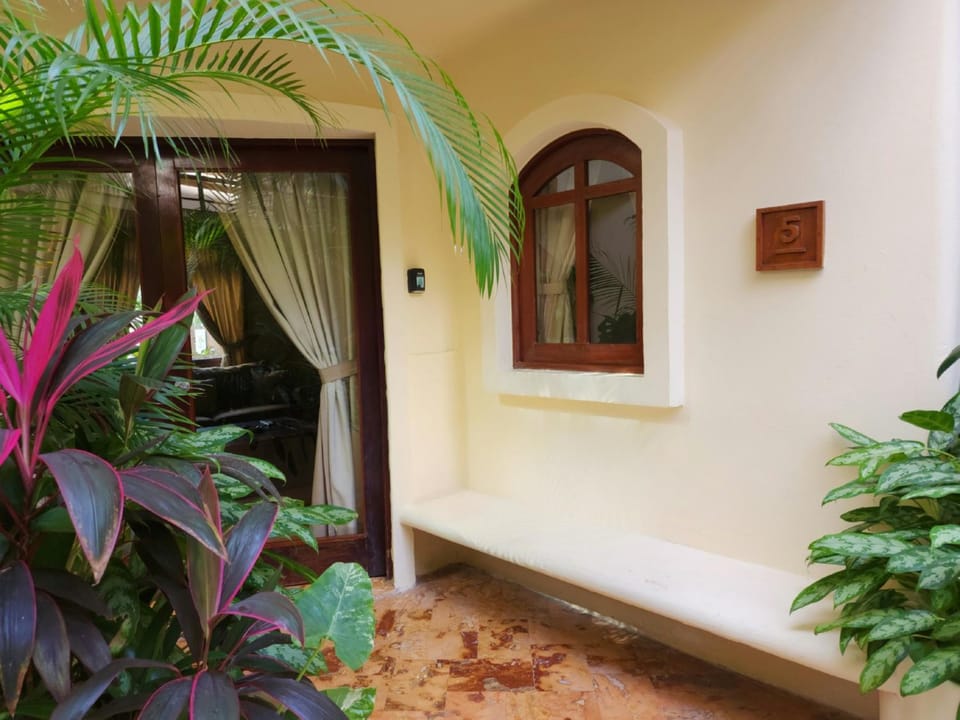 Luxury Villa steps to the beach & 5ta av, AMAZING Villa in Playa del Carmen