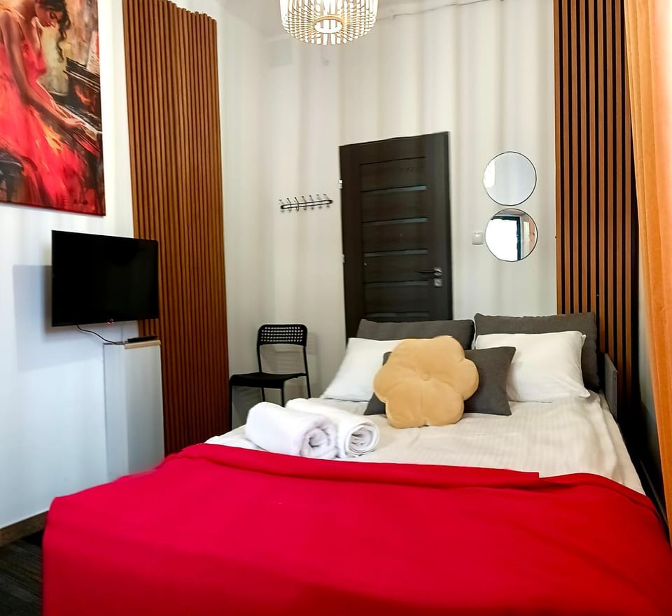 Bed, TV and multimedia, Bedroom
