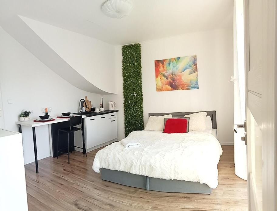 Bed, Photo of the whole room, Bedroom