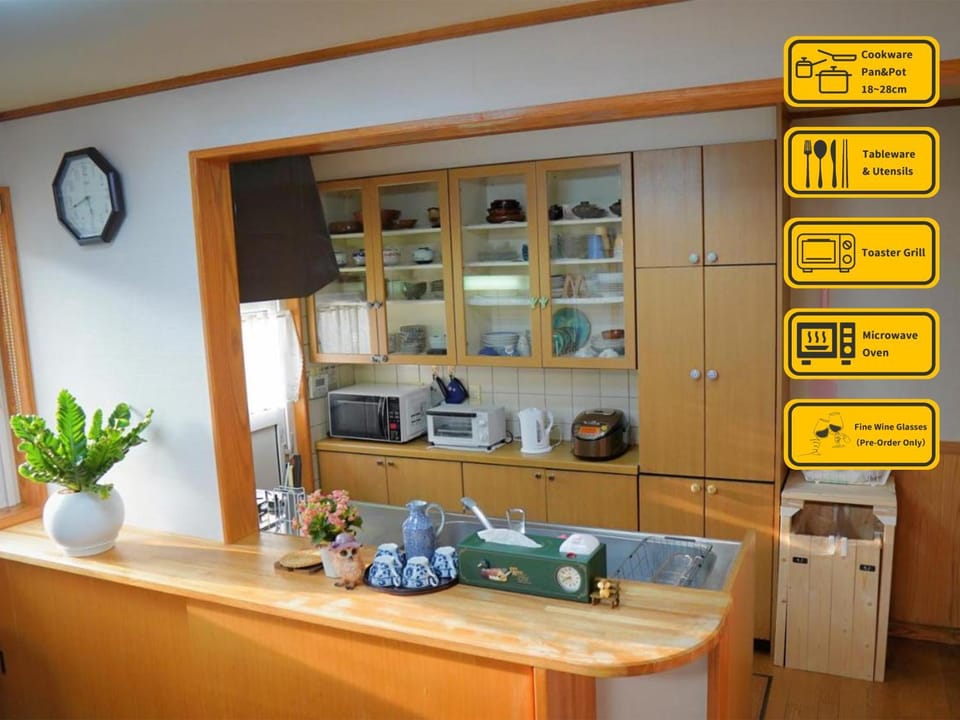 Kitchen or kitchenette, oven