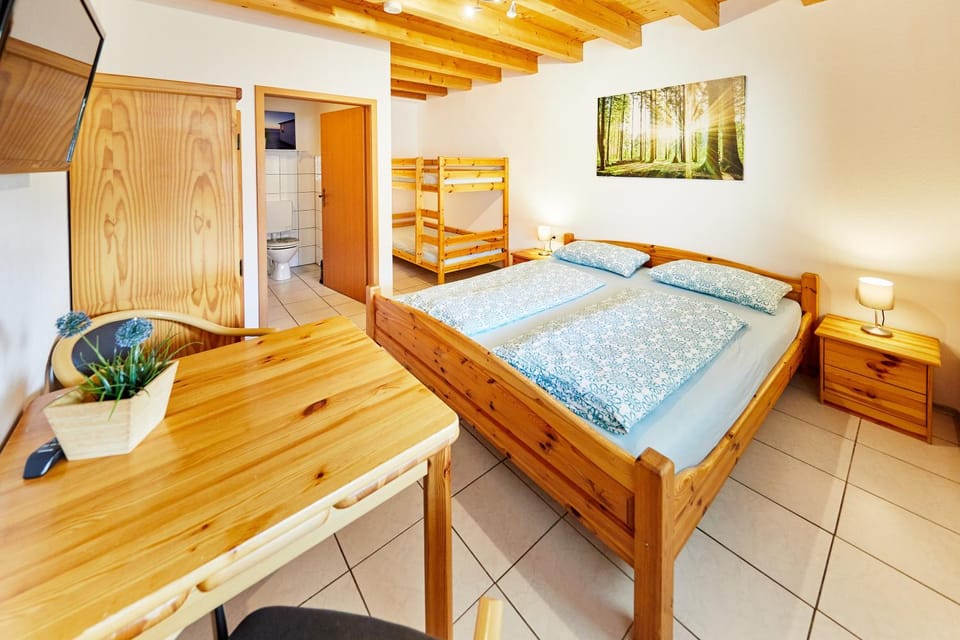 Bed, TV and multimedia, Photo of the whole room, Bedroom