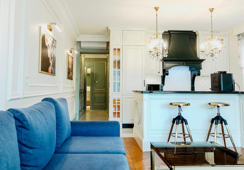 Kitchen or kitchenette, Seating area