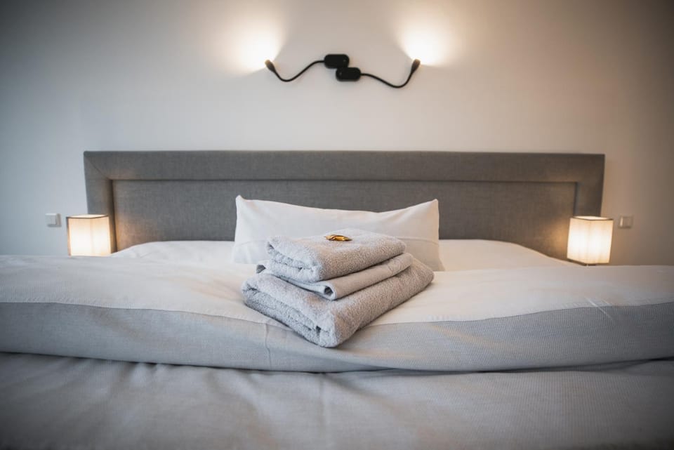 Bed, Balcony/Terrace, Seating area, Bedroom, towels
