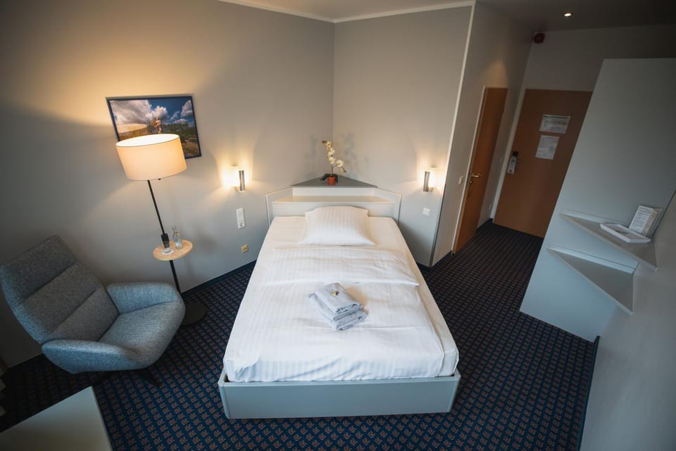 Bed, TV and multimedia, Photo of the whole room, Seating area, Bedroom, towels