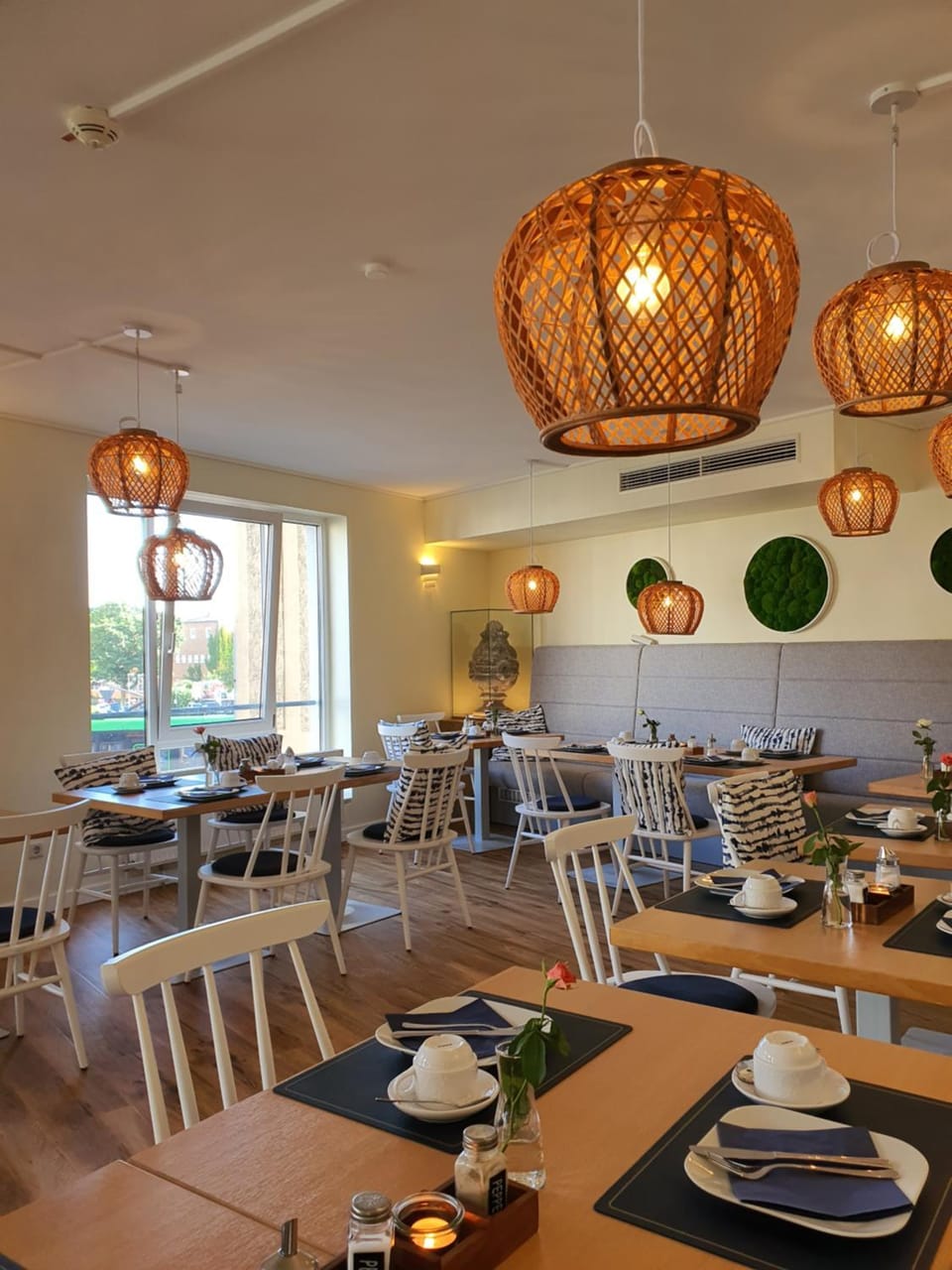 Food and drinks, Decorative detail, Seating area, Dining area, Breakfast