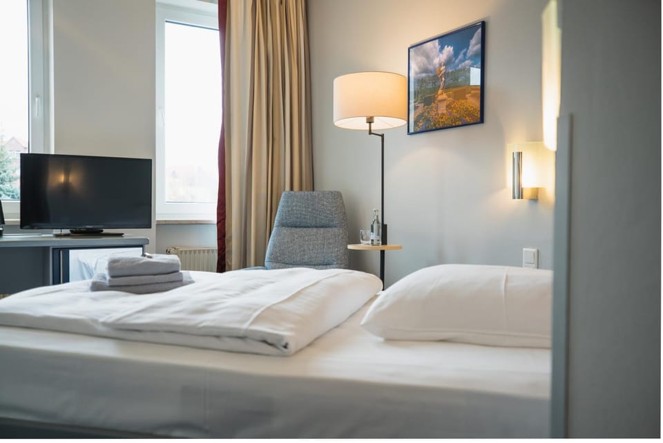 Bed, TV and multimedia, Photo of the whole room, Bedroom, towels