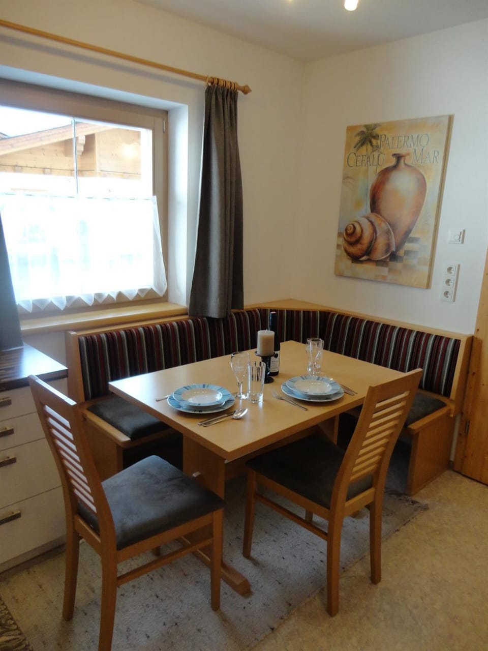 Seating area, Dining area