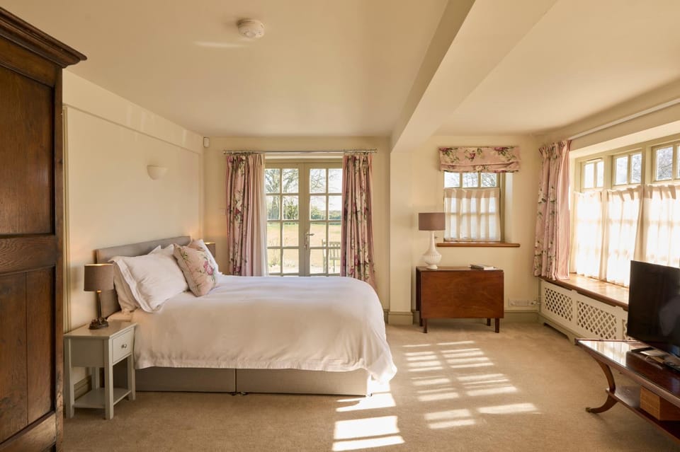 Bed, TV and multimedia, Photo of the whole room, Seating area, Bedroom