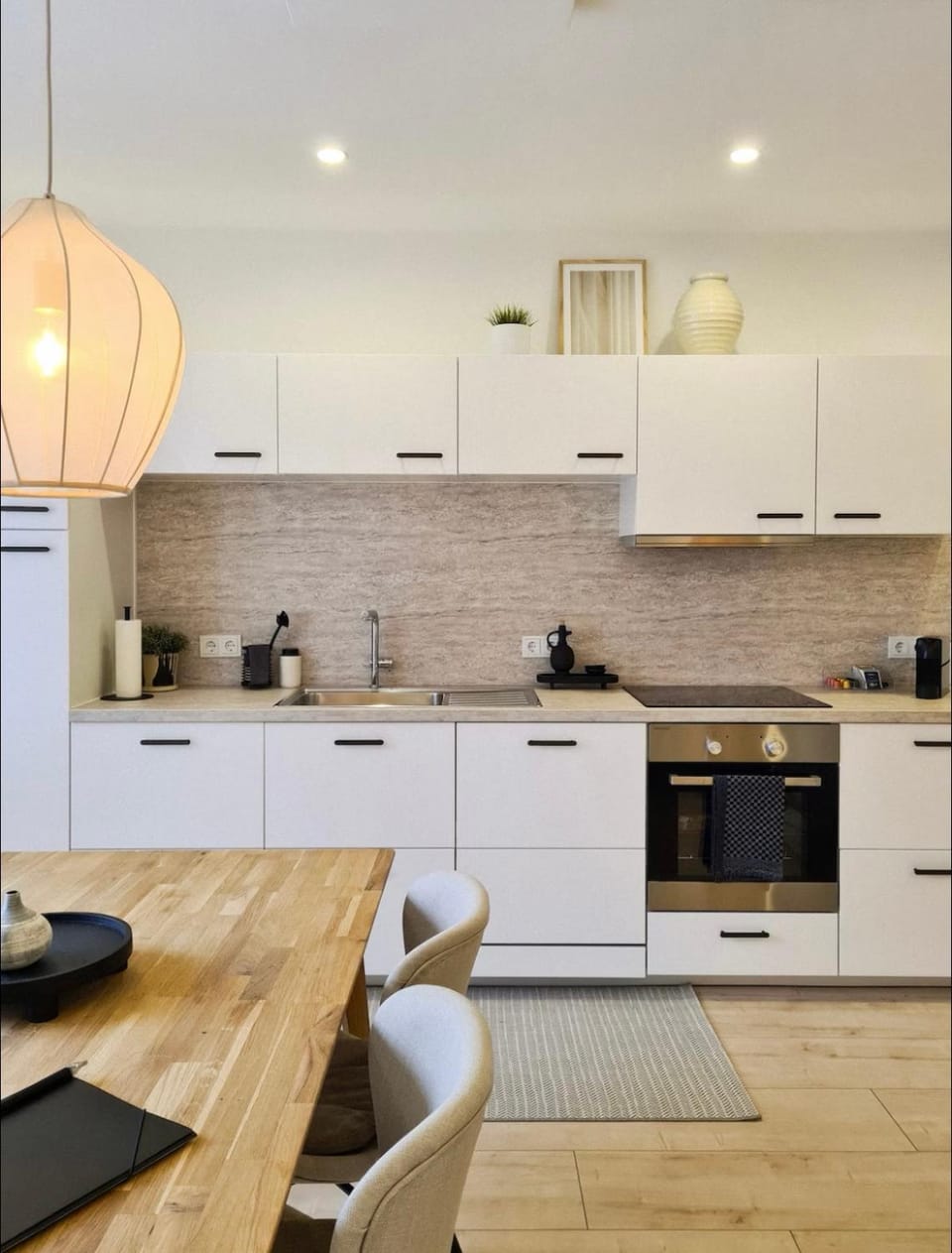 Coffee/tea facilities, Kitchen or kitchenette, Dining area, dishwasher, stove, toaster