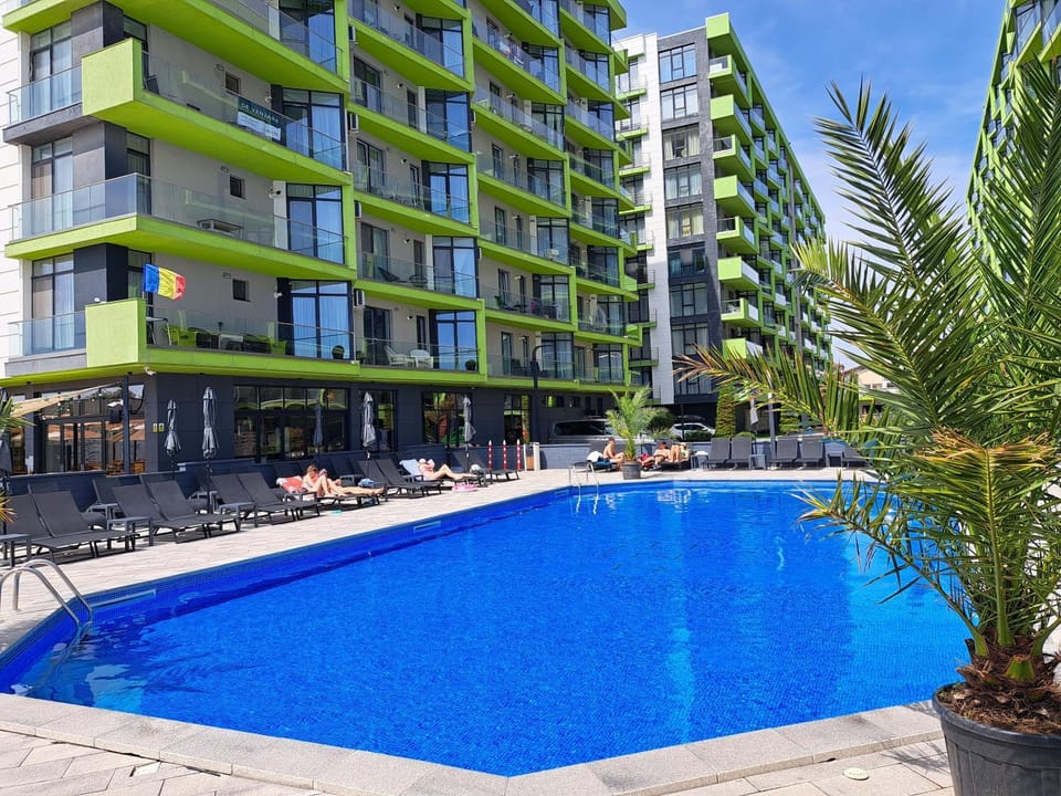 Property building, Swimming pool, sunbed