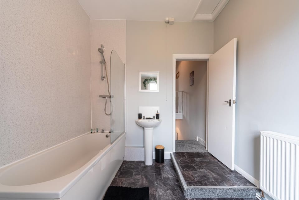 3 Bedroom Hull Sleeps 6 Glam Contractor & Leisure & Families Close to Clough Rd House in Hull