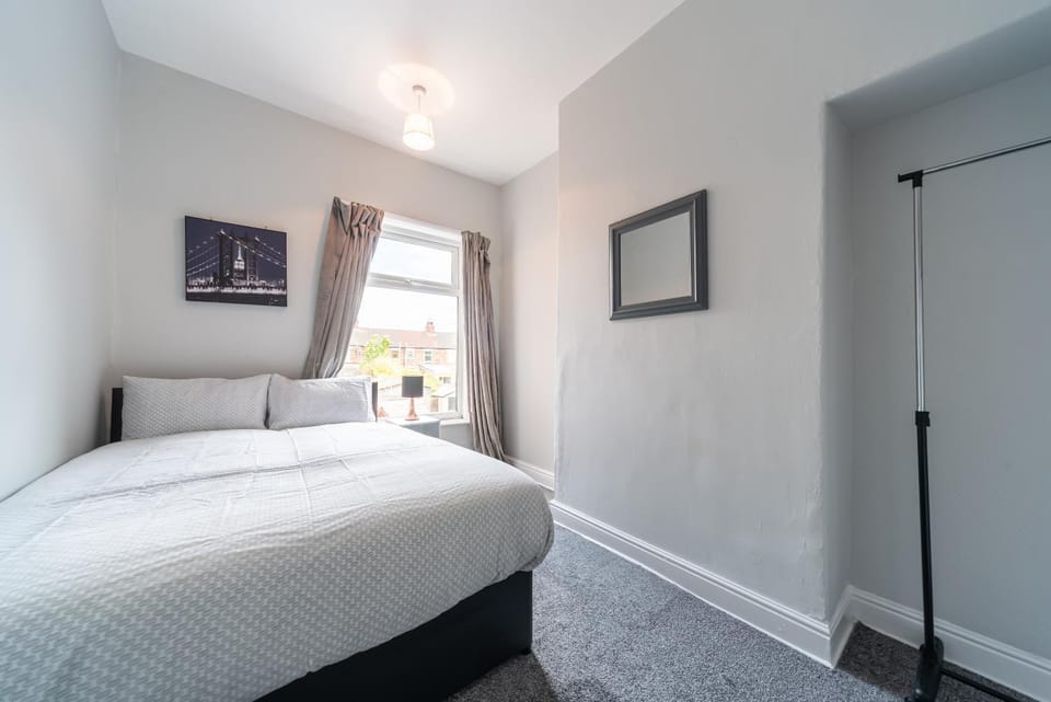 3 Bedroom Hull Sleeps 6 Glam Contractor & Leisure & Families Close to Clough Rd House in Hull
