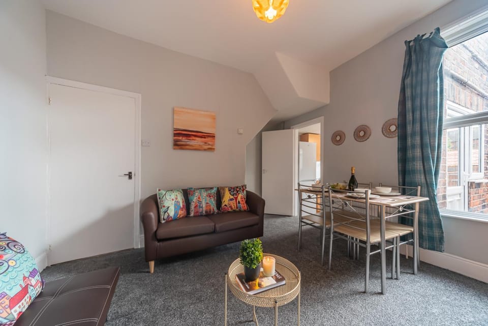 3 Bedroom Hull Sleeps 6 Glam Contractor & Leisure & Families Close to Clough Rd House in Hull