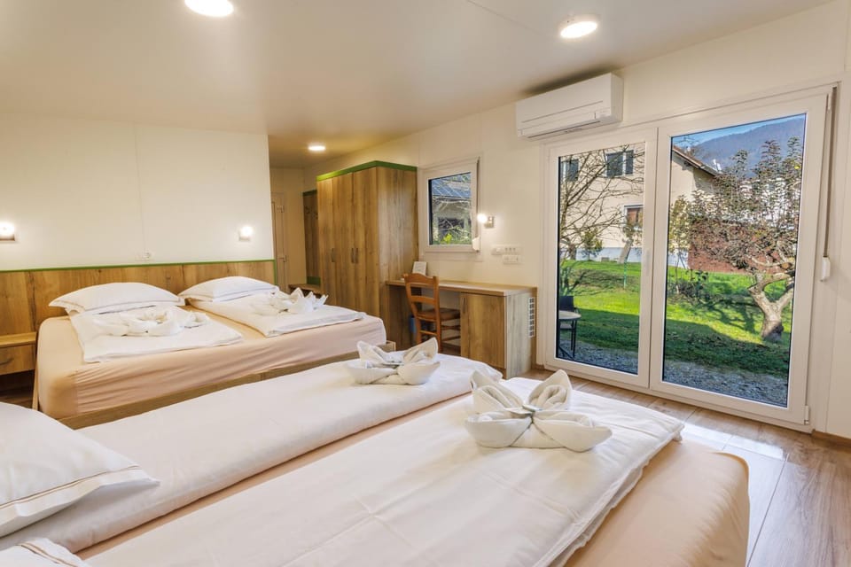 Bed, Photo of the whole room, Bedroom, Garden view, Garden view, Family, Family, towels, air conditioner