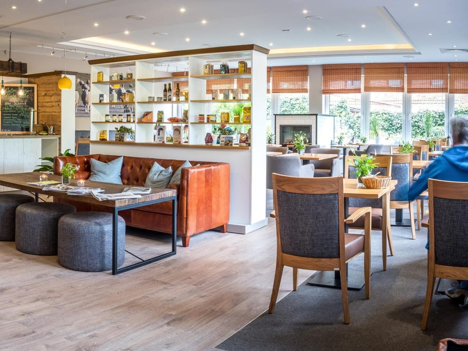 Restaurant/places to eat, Restaurant/places to eat, Lounge or bar, Seating area