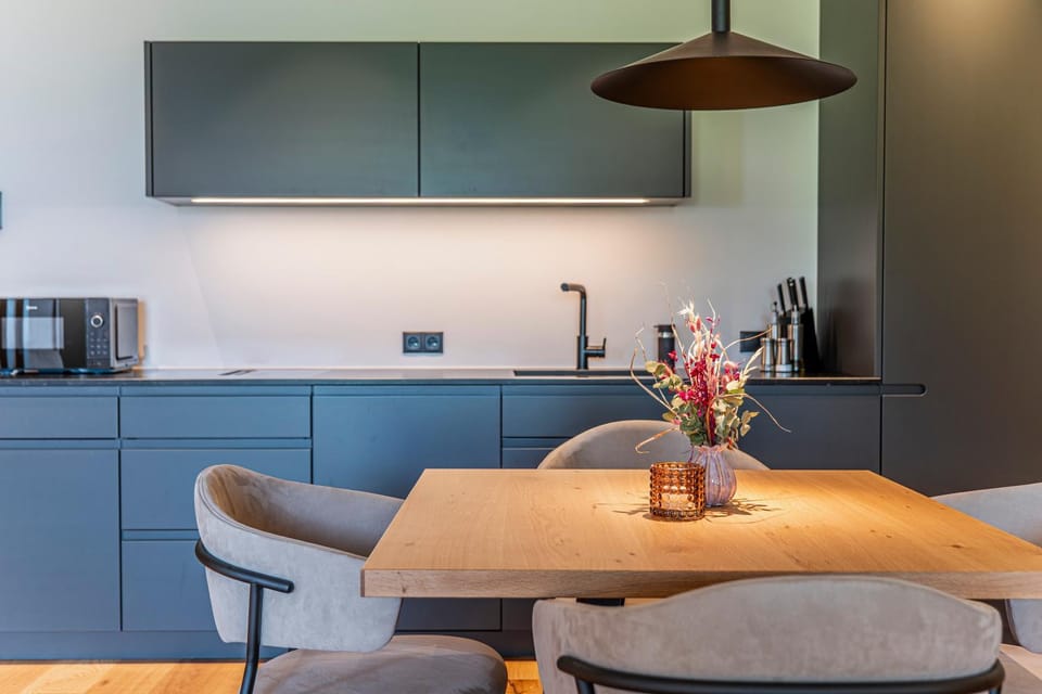 Coffee/tea facilities, Kitchen or kitchenette, Dining area, stove