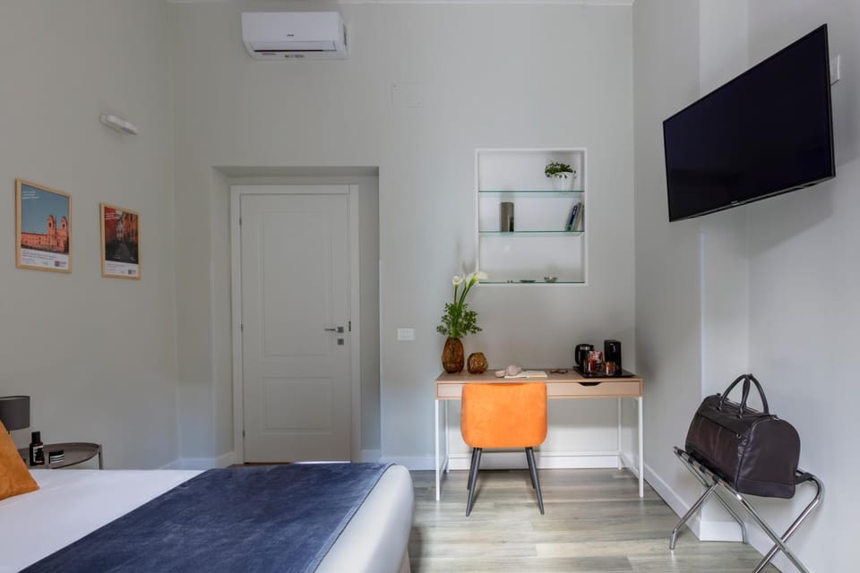 Bed, Seating area, Bedroom, air conditioner
