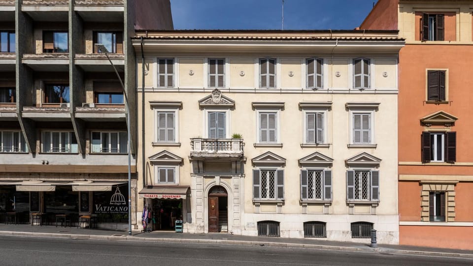 Facade/entrance, Neighbourhood