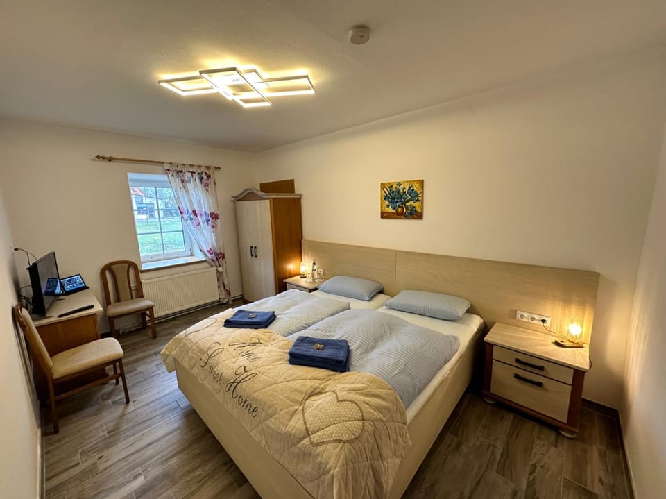 Bed, TV and multimedia, Photo of the whole room, Bedroom, towels