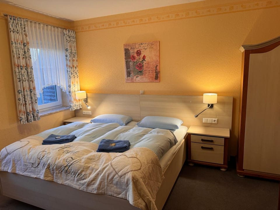 Bed, Photo of the whole room, Bedroom, towels