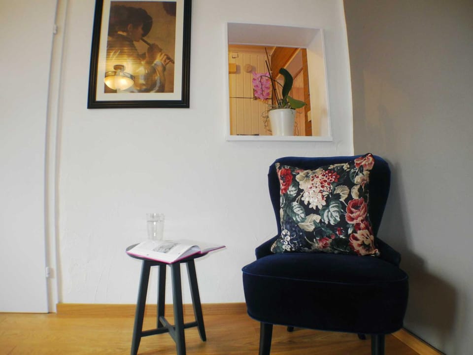 Decorative detail, Seating area