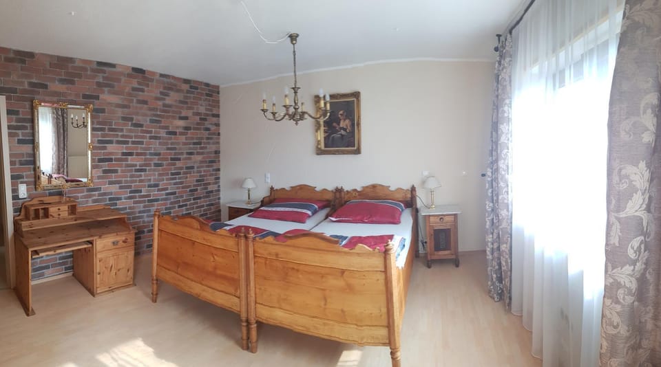 Photo of the whole room, Decorative detail