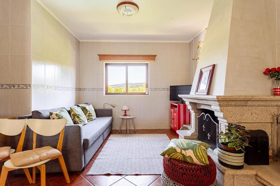 TV and multimedia, Kitchen or kitchenette, Living room, Seating area, Dining area