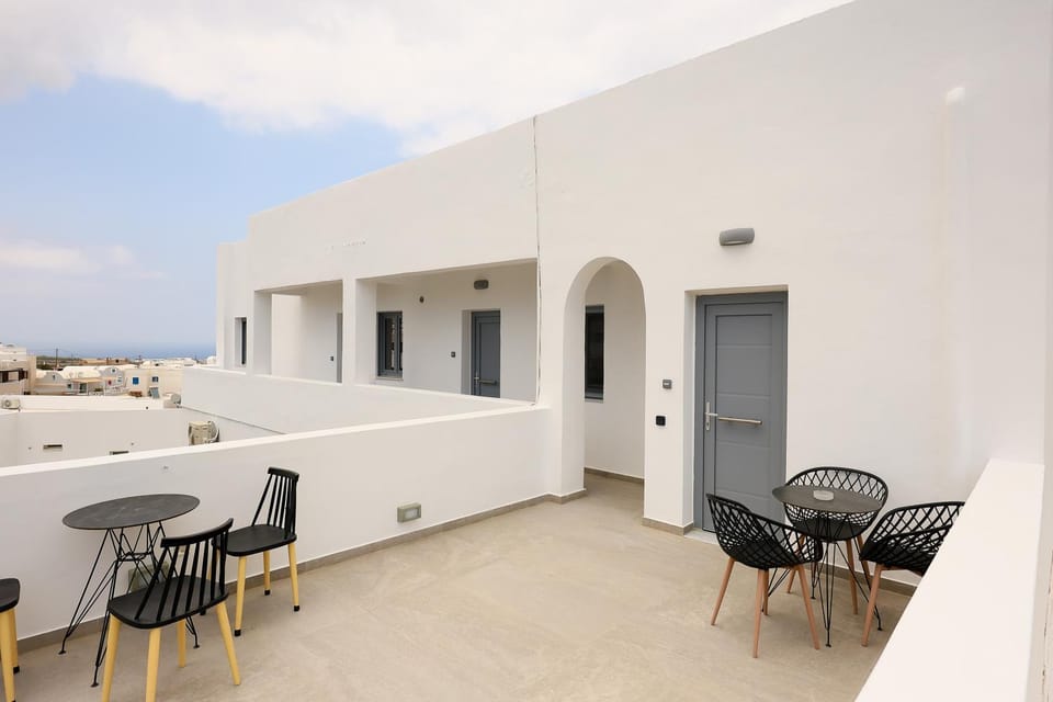 Property building, Balcony/Terrace, Seating area