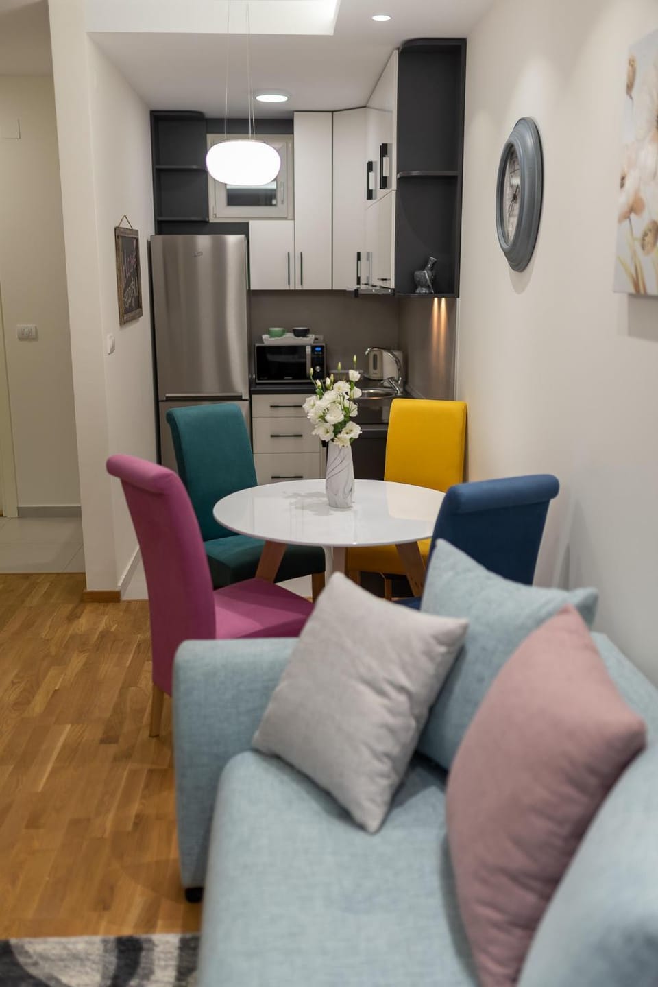 Kitchen or kitchenette, Dining area