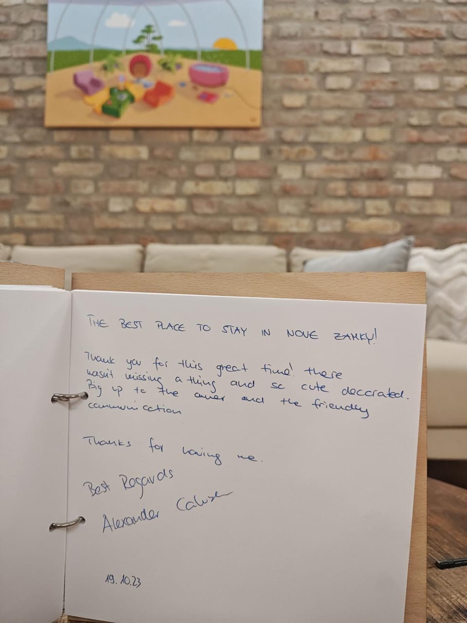 Text overlay, Guests